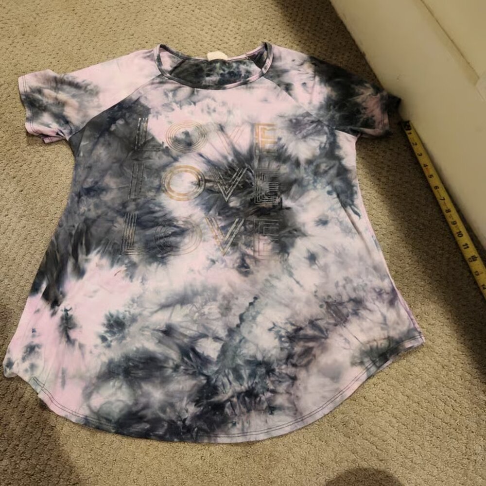 Free Kisses tye dye LOVE shirt. Sz 1X